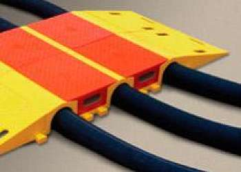 Passa cabos de 3 canais Passa cabos de 3 canais